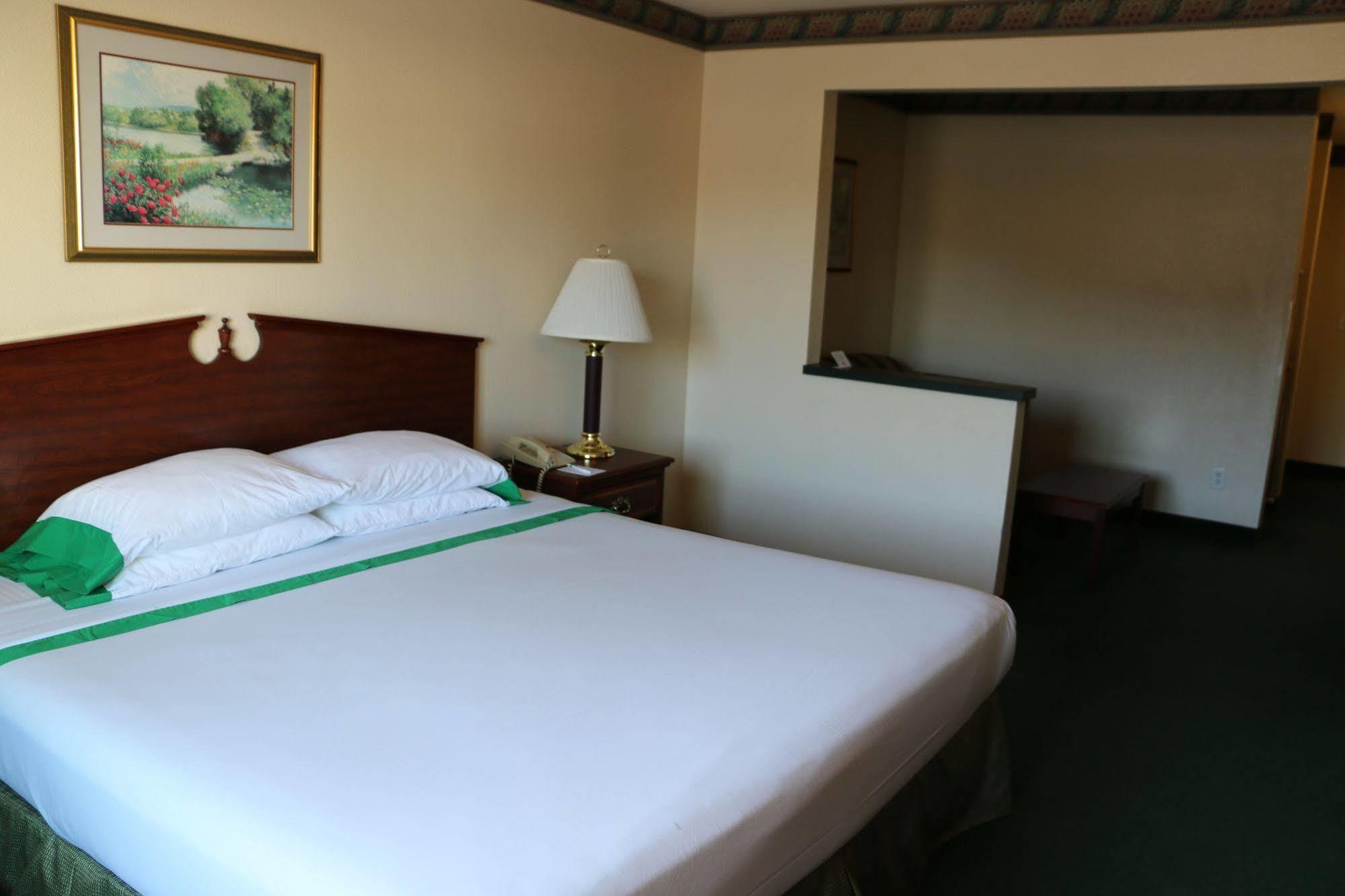Guesthouse Inn & Suites Kelso/Longview Bagian luar foto